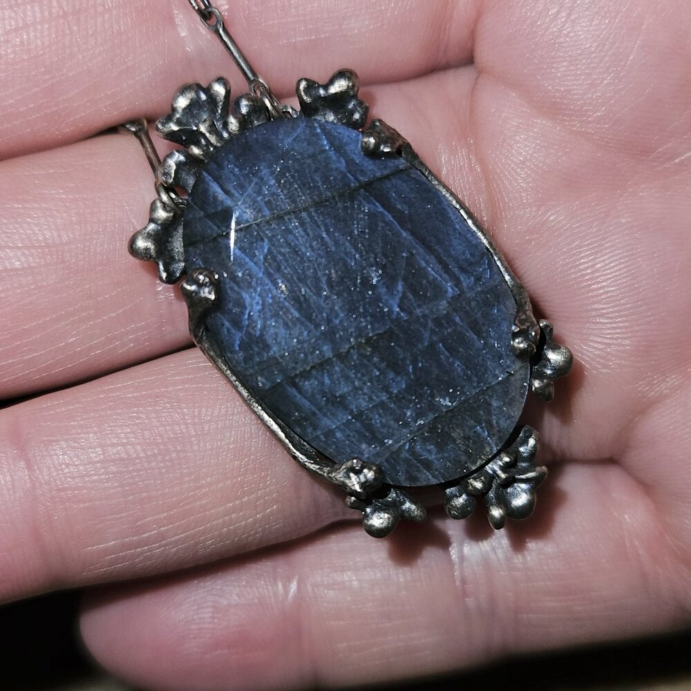 Bloodmilk The Pythia. Small Labradorite Necklace - Picture 3 of 8